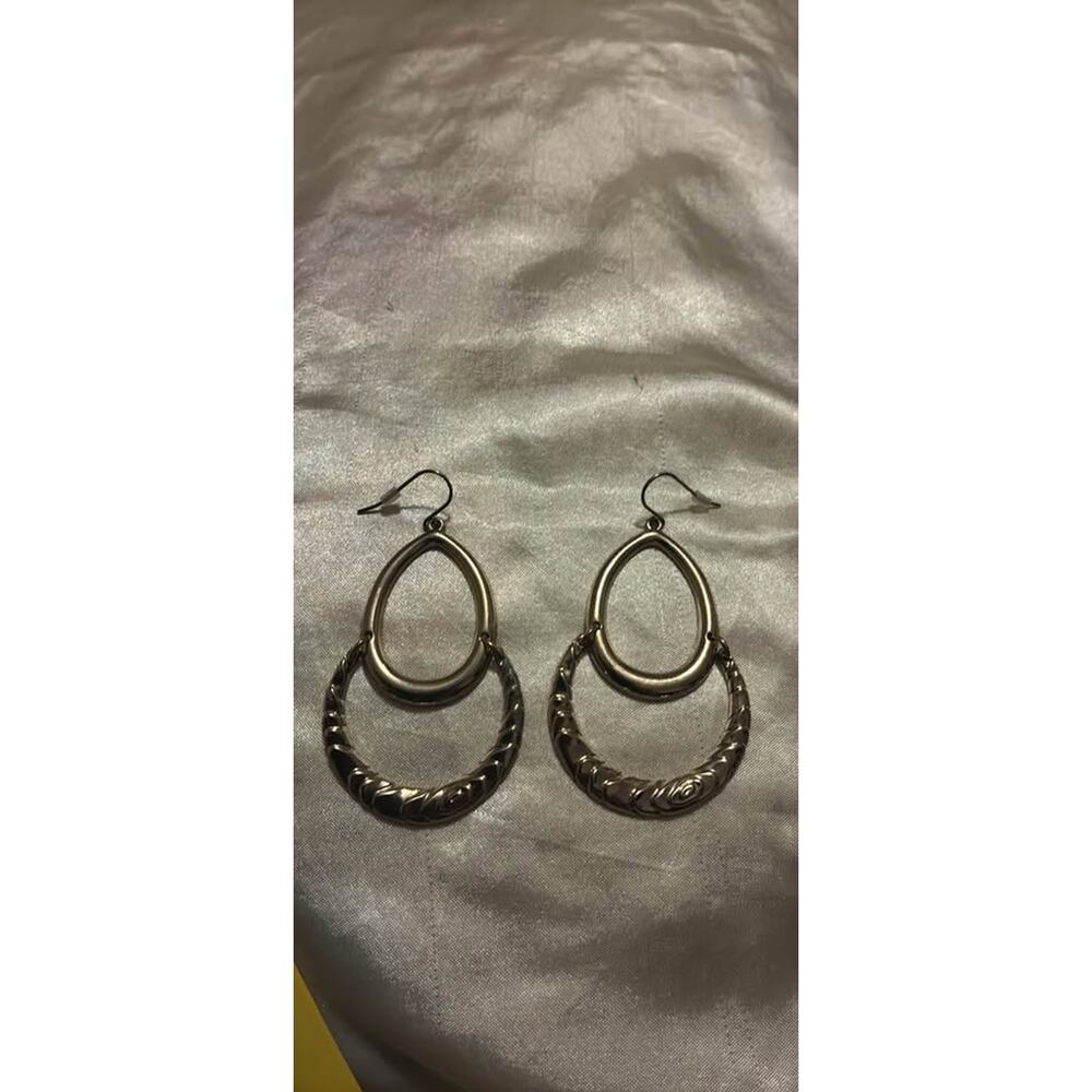 VINTAGE style Tiered Dangle Earrings
2.5in tall 
1.5in across
Item#101